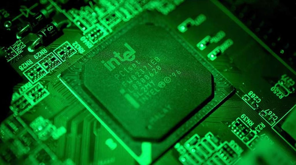 Advierte Intel que escasez de semiconductores puede durar años