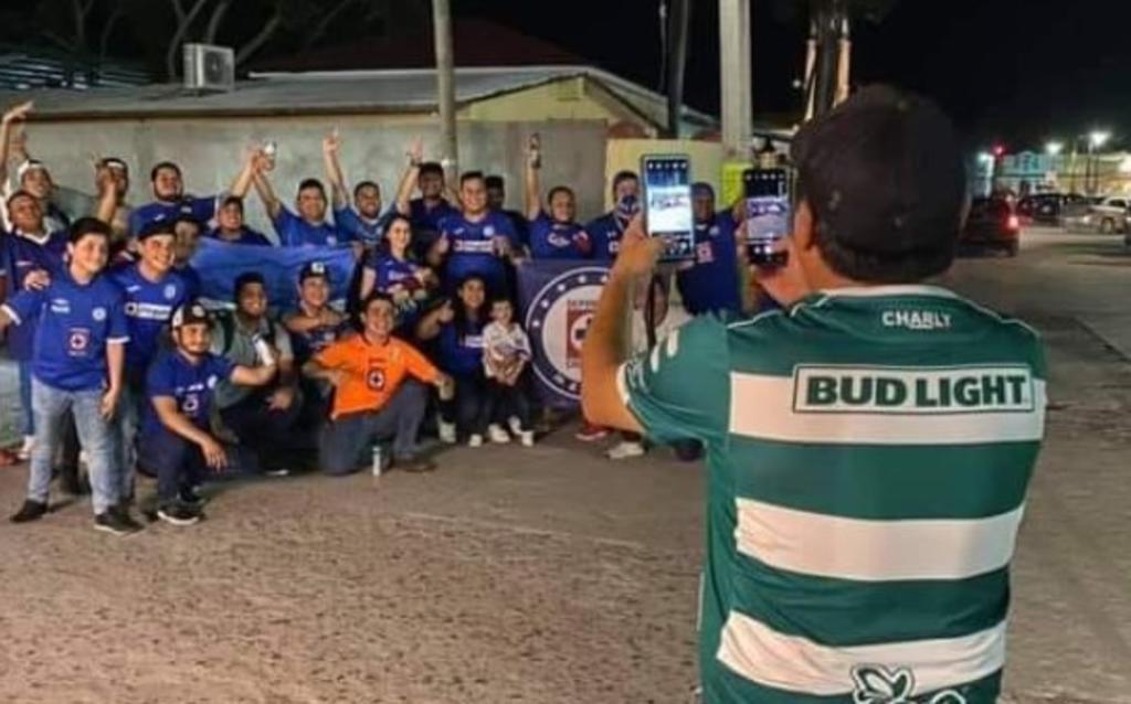 Aficionado del Santos Laguna es aplaudido por reconocer triunfo de Cruz Azul