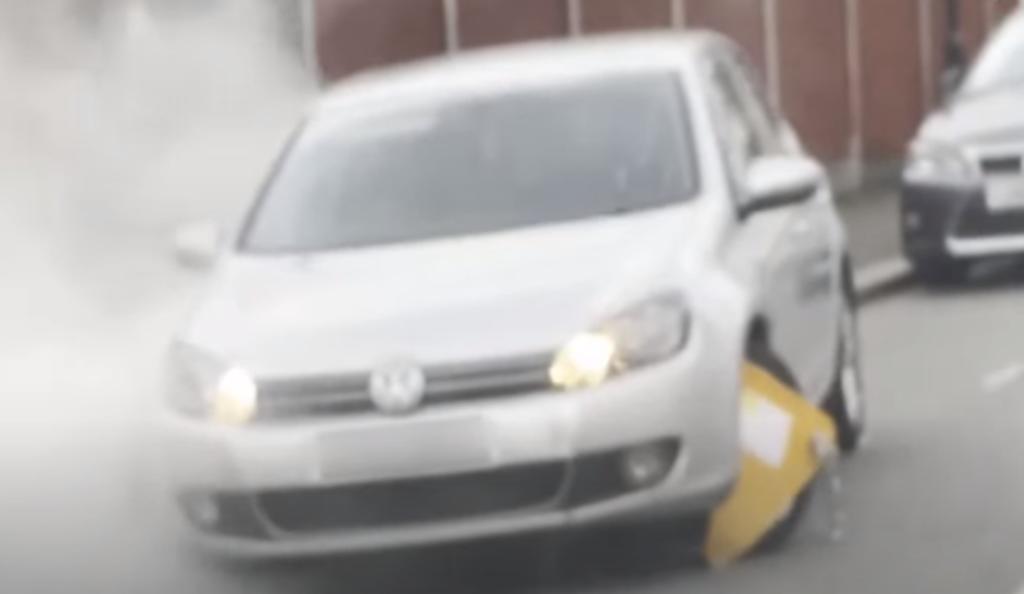Hombre daña su auto al tratar de conducir con un cepo puesto