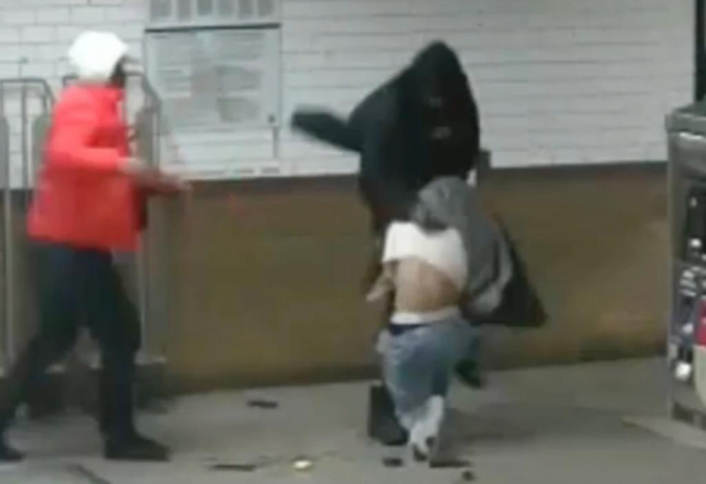 Hombre es apuñalado en la espalda durante pelea en el metro de Nueva York