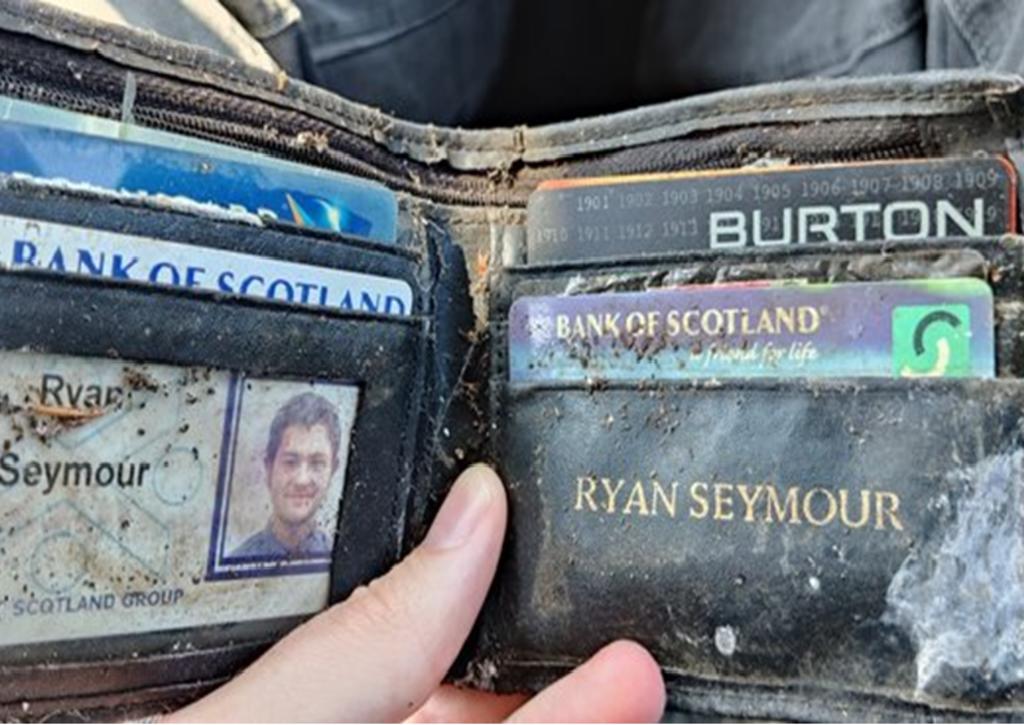 Recupera su cartera robada, 20 años después