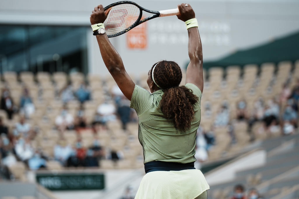Serena Williams termina ganando la segunda ronda en Roland Garros