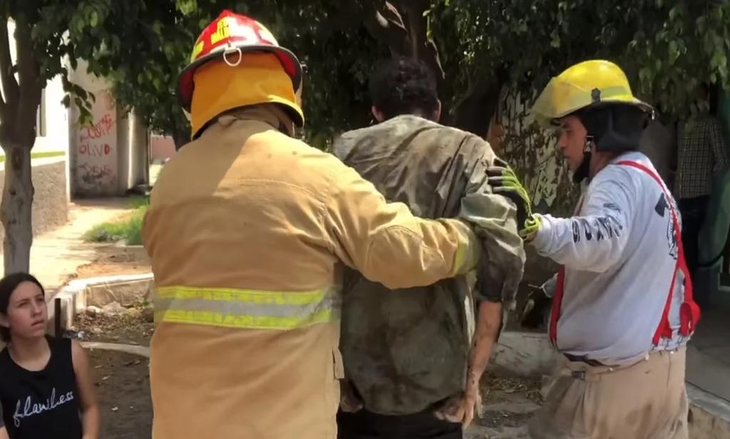 Rescatan a hombre que pasó tres días atrapado en una alcantarilla en Jalisco