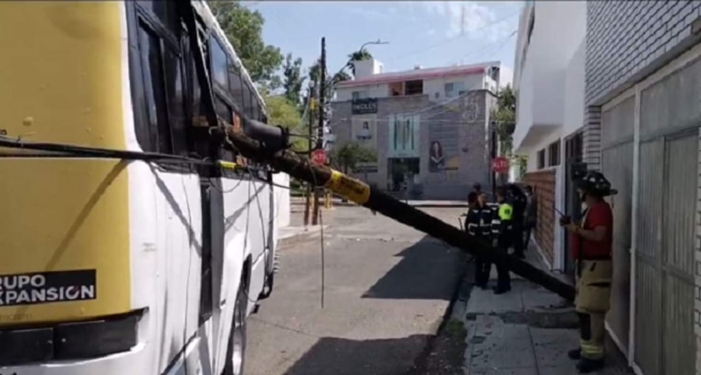 Transporte público choca en Barrio de Analco