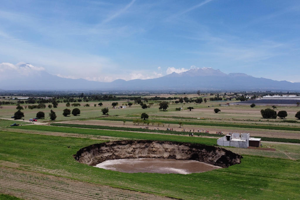 Aumenta tamaño de socavón en Puebla