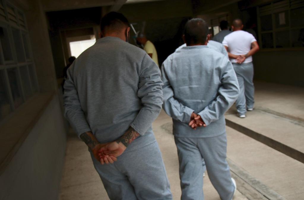 Apuran sentencia para 90 mil presos en México