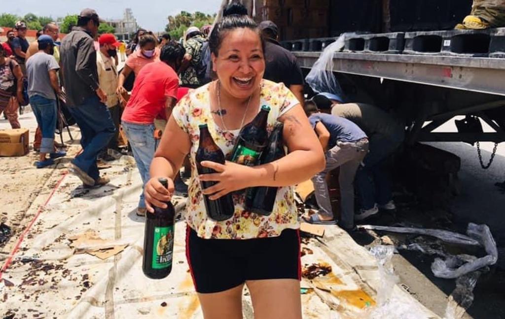Vuelca camión con cerveza en Tamaulipas y rapiña no se hace esperar