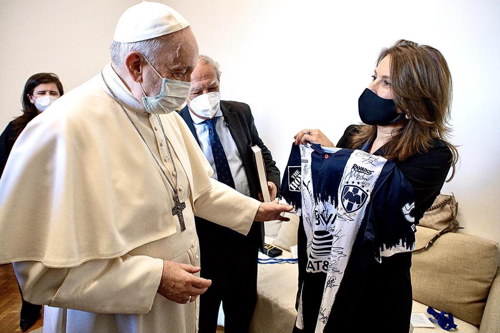 Papa Francisco recibe playera de Rayados de Monterrey