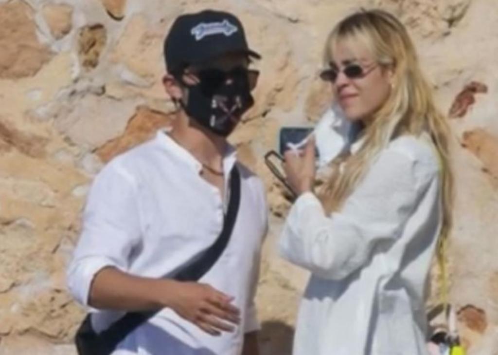 Danna Paola y Alex Hoyer se 'destapan' en Ibiza