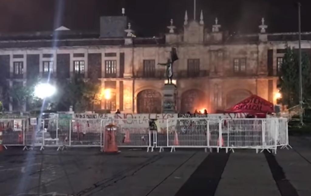 Feministas prenden fuego a fachada del Congreso en  Estado de México