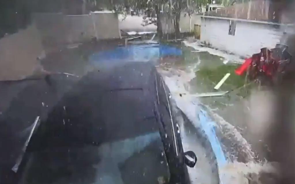 Camioneta pierde el control destruye piscina tras chocar en el jardín de una casa
