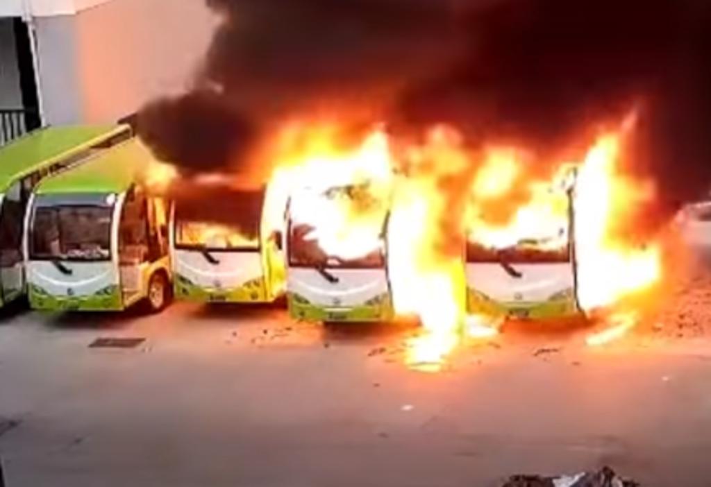 Autobús eléctrico explota e incendia a otros tres vehículos