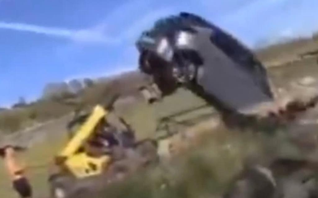 Granjero usa un tractor para voltear la camioneta que bloqueaba su camino