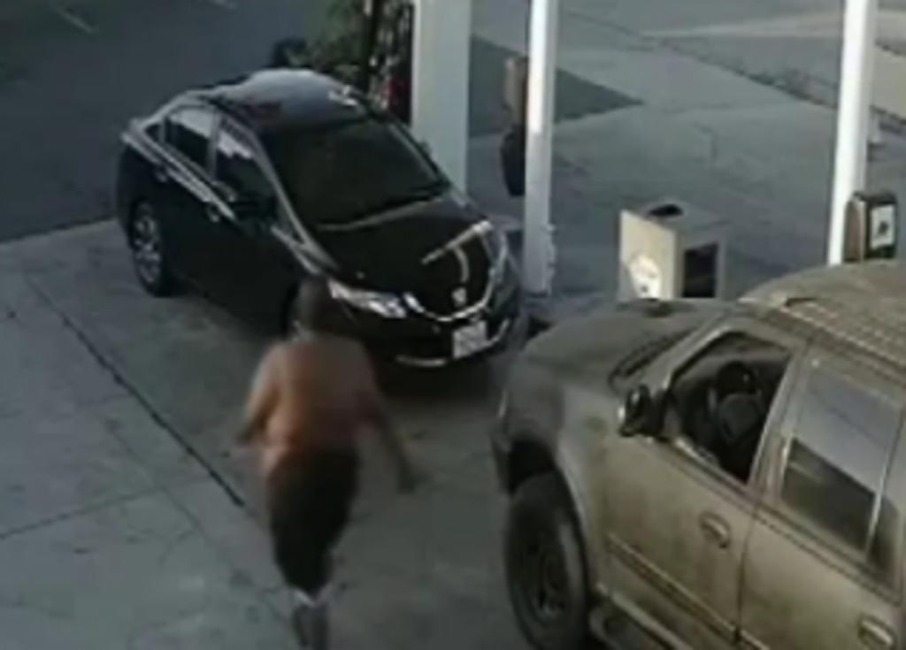 Hombre ataca sin provocación a mujer que cargaba gasolina
