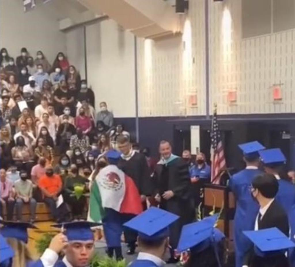 Entregan diploma a joven que usó bandera de México en graduación en EUA