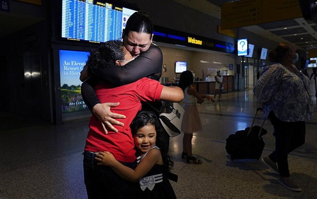 'Te quiero mucho'; madre se reencuentra con su hija migrante tras verla en la TV