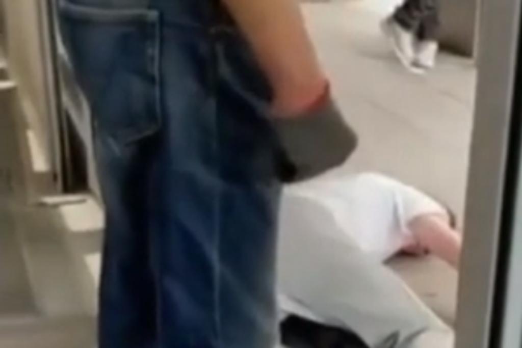 Joven es noqueado por el dueño asiático de una tienda tras amenazarlo