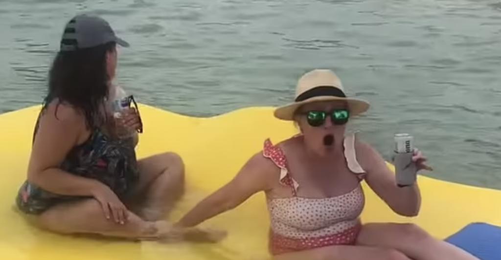 Tiburones martillo rodean a tres mujeres abordo de una balsa inflable