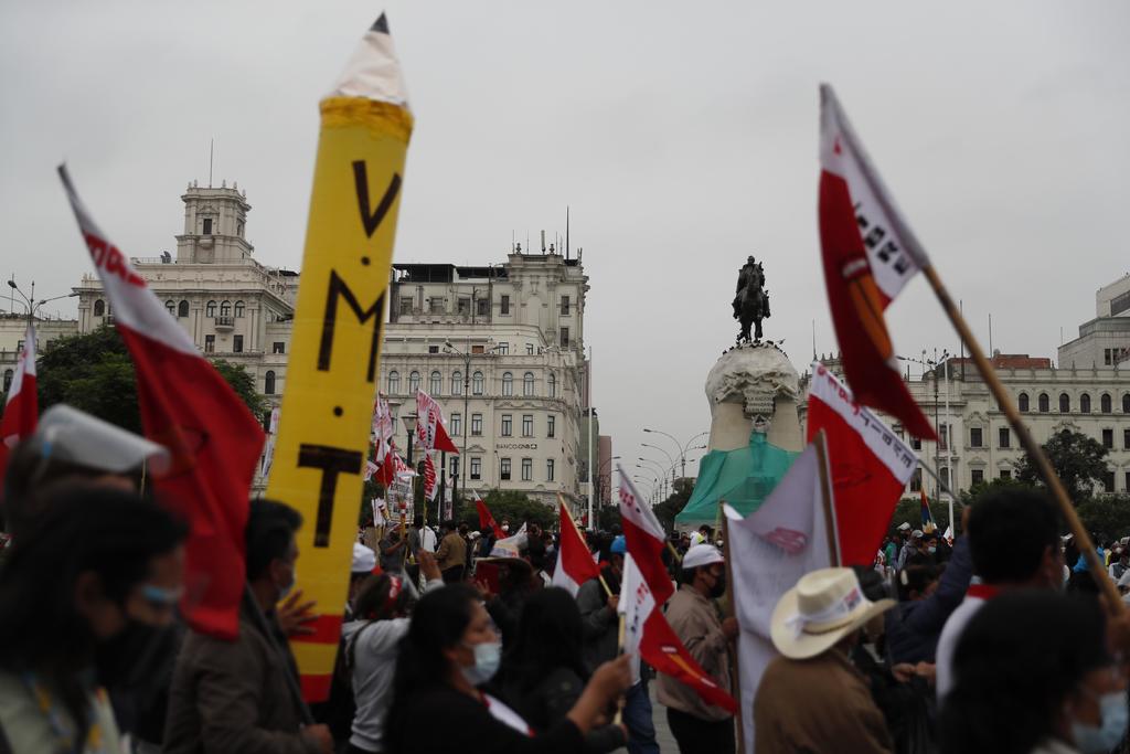 Crece la tensión en Perú ante intento de Fujimori de anular votos de Castillo
