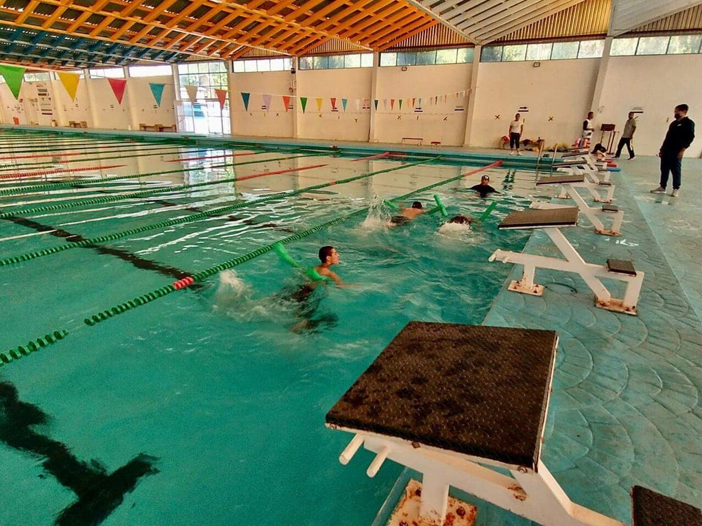 Los niños del CRIA practican natación