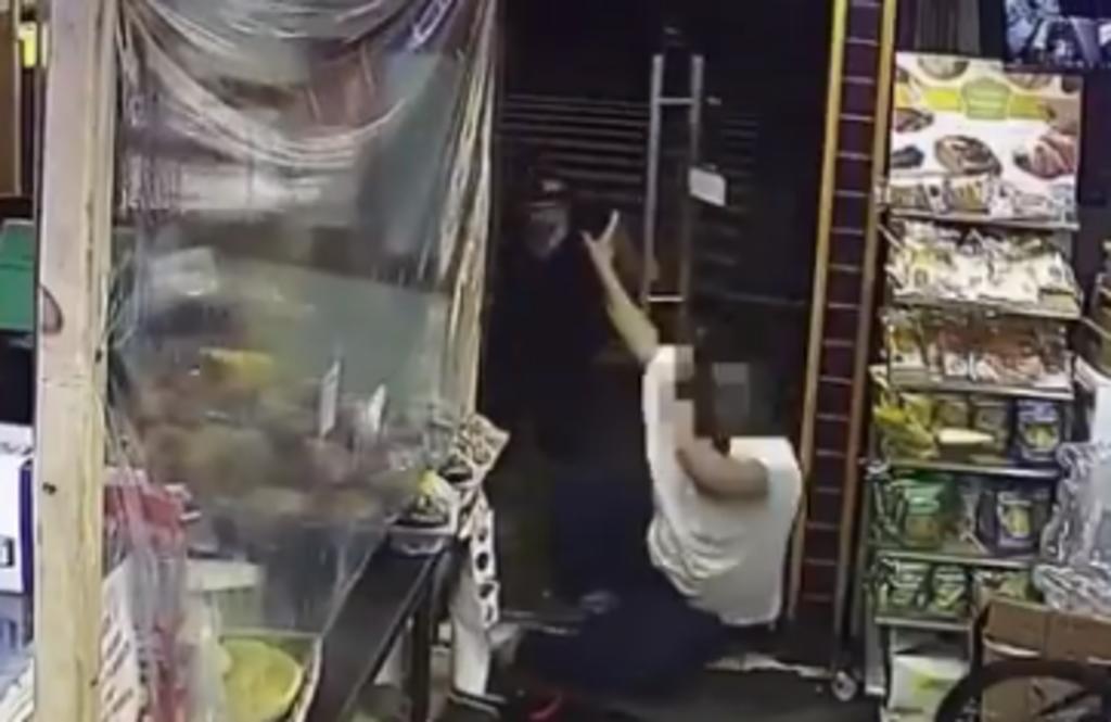 Hombres golpean con un bate a empleado de tienda que les reclamó por robar cerveza