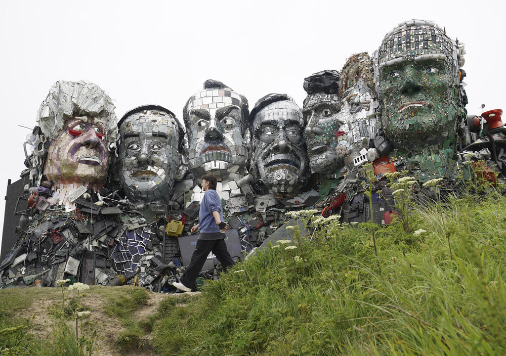 Reciben a líderes del G7 en Cornualles con escultura de residuos llamada 'Mount Recyclemore'