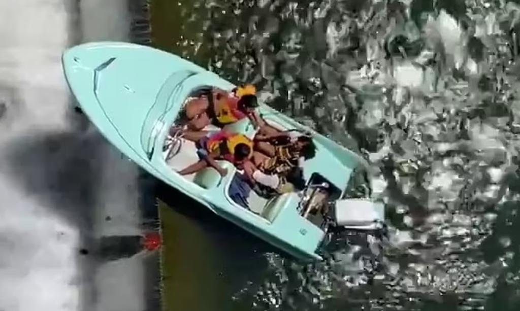 Bote lleno de turistas queda colgando al borde del muro de una presa