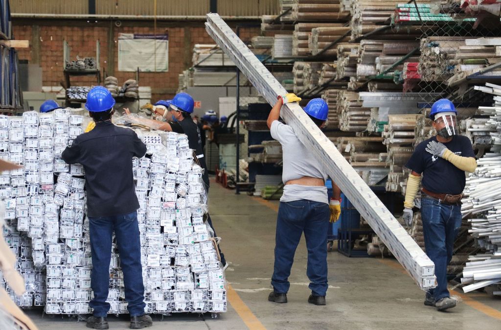 Frena actividad industrial de México recuperación en abril