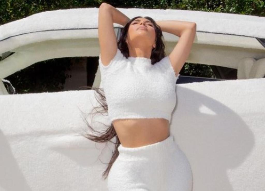 'Familia P.Luche llega a Hollywood'; Kim Kardashian forra su Lamborghini con tela