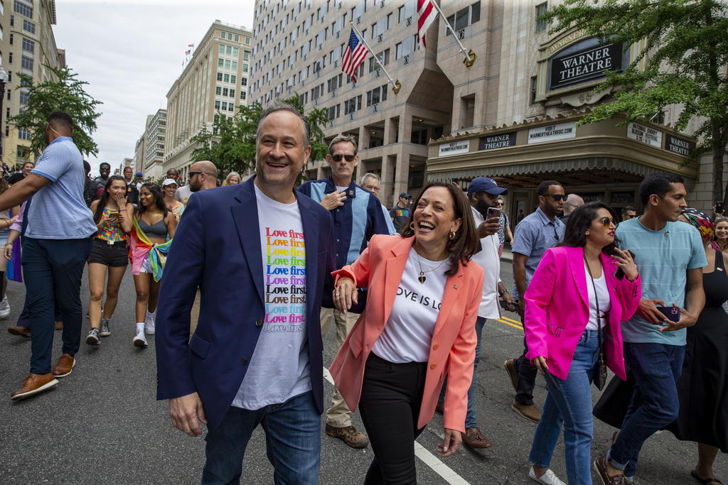 Kamala Harris se suma a una marcha por el orgullo LGBTQ en Washington