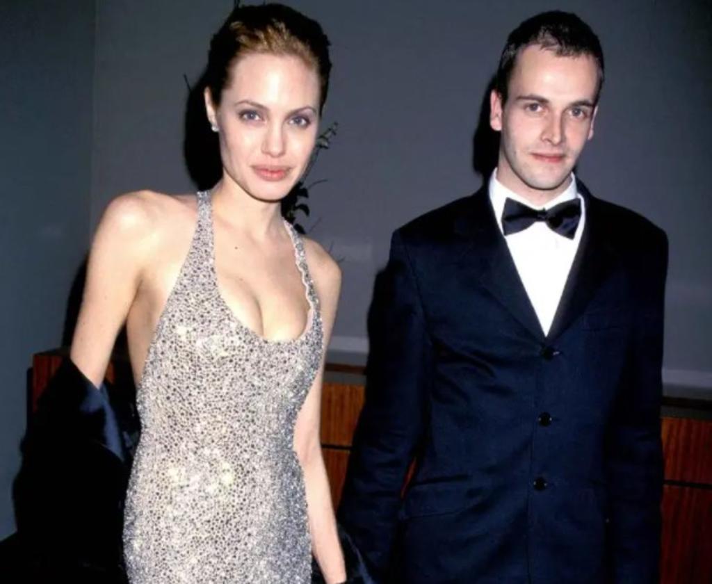 Angelina Jolie se reencuentra con su ex Lee Miller con botella de vino en mano