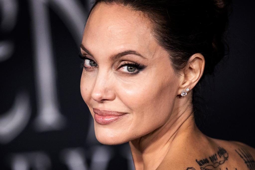 Captan a Angelina Jolie visitando a 'Jonny' Lee Miller, su exmarido