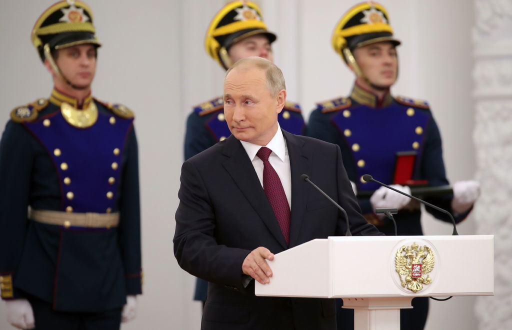 Putin premia a creadores de la vacuna Sputnik V