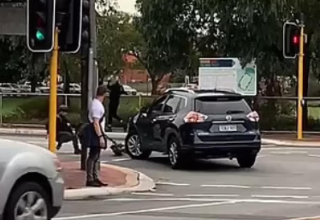 Motorista destruye el monopatín del hombre al que había agredido segundos antes