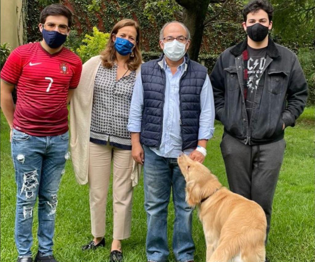 Con fotografía familiar, Felipe Calderón asegura estar recuperado de COVID