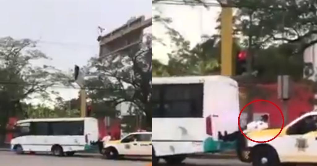 'Sólo en México'; captan a oficial de tránsito empujando a camión con sus piernas