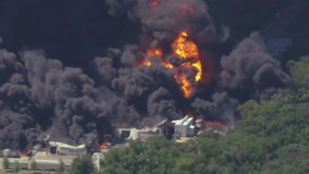Evacuan a cientos de personas tras explosión en planta industrial de EUA