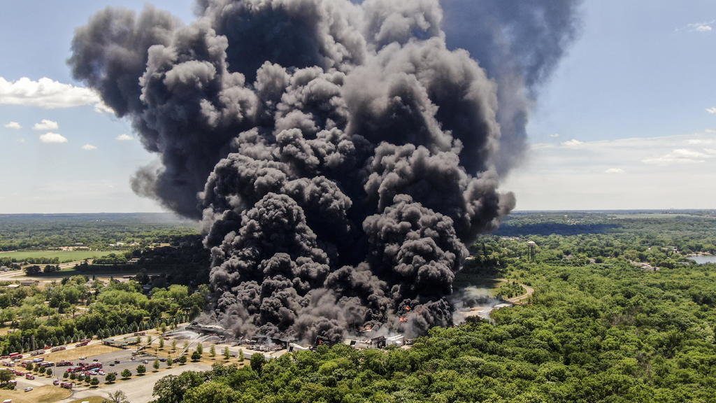 Explosión de planta química provoca evacuación