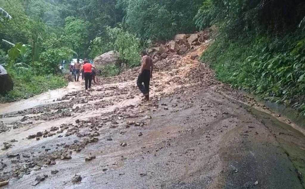 Intensas lluvias dejan daños en al menos tres carreteras de Oaxaca