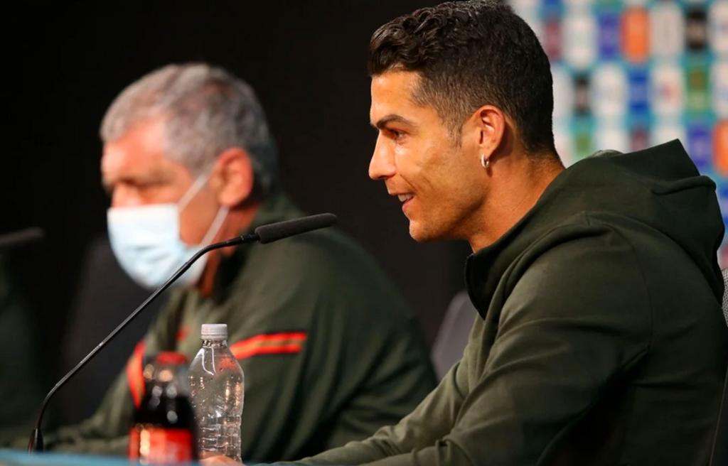 En plena conferencia, Cristiano Ronaldo muestra su desacuerdo con refrescos
