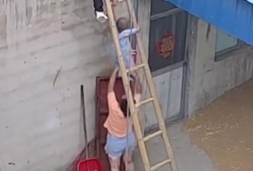 Madre rescata a su hijo de dos años que colgaba de una escalera