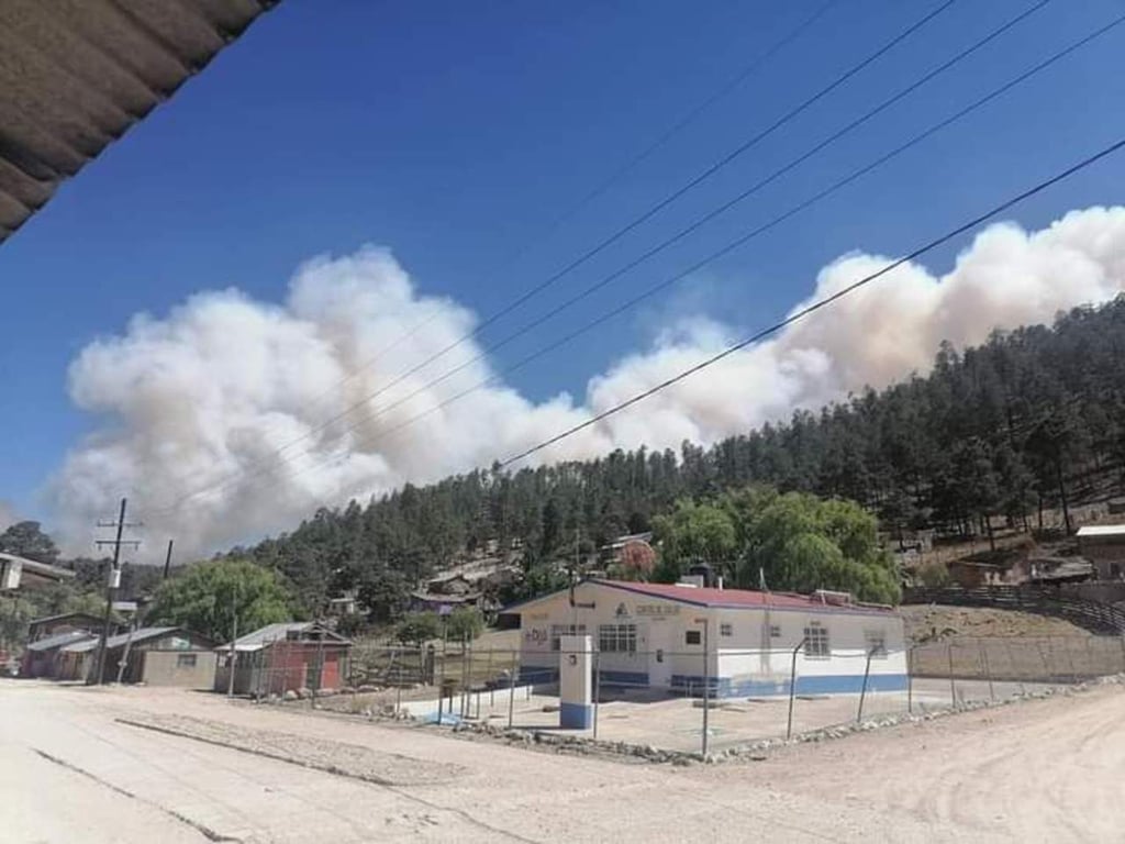 Incendio forestal no cede en Lajas, Guanaceví; claman víveres para los combatientes