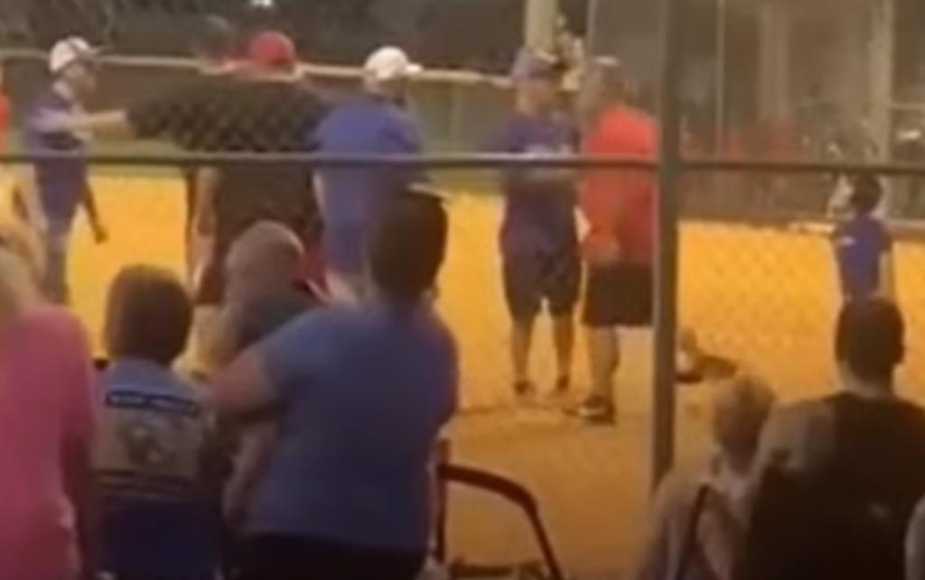 Partido de beisbol infantil termina en riña entre padres de familia y entrenadores