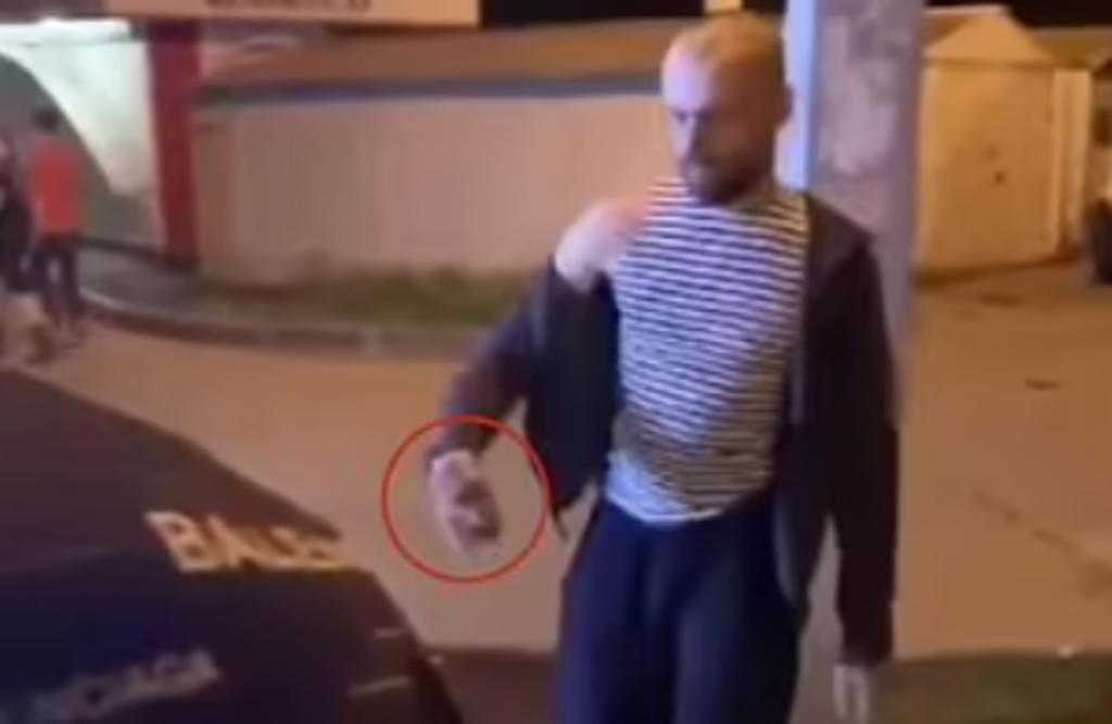 Hombre arroja una granada tras recibir dos golpes durante una pelea callejera