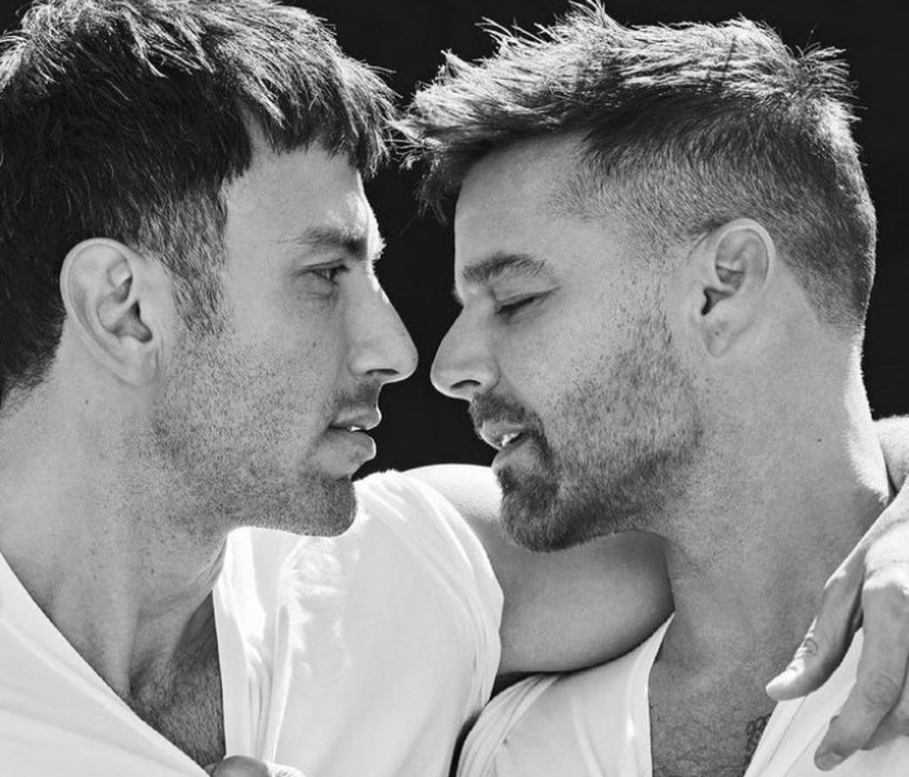 Ricky Martin y su esposo celebran el mes del 'Pride' en revista de LA
