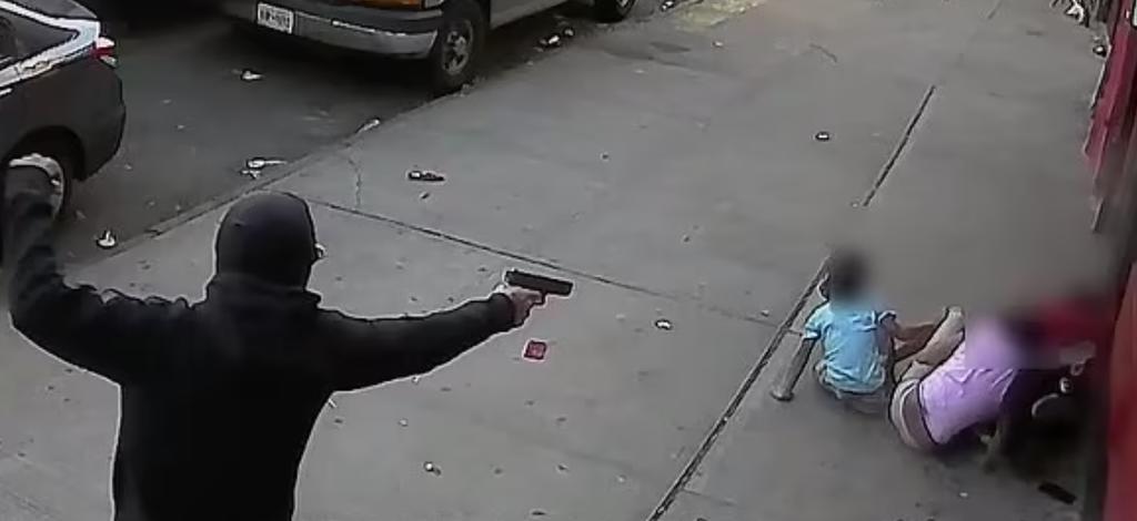 Hombre detona arma de fuego frente a dos niños durante un tiroteo en plena calle