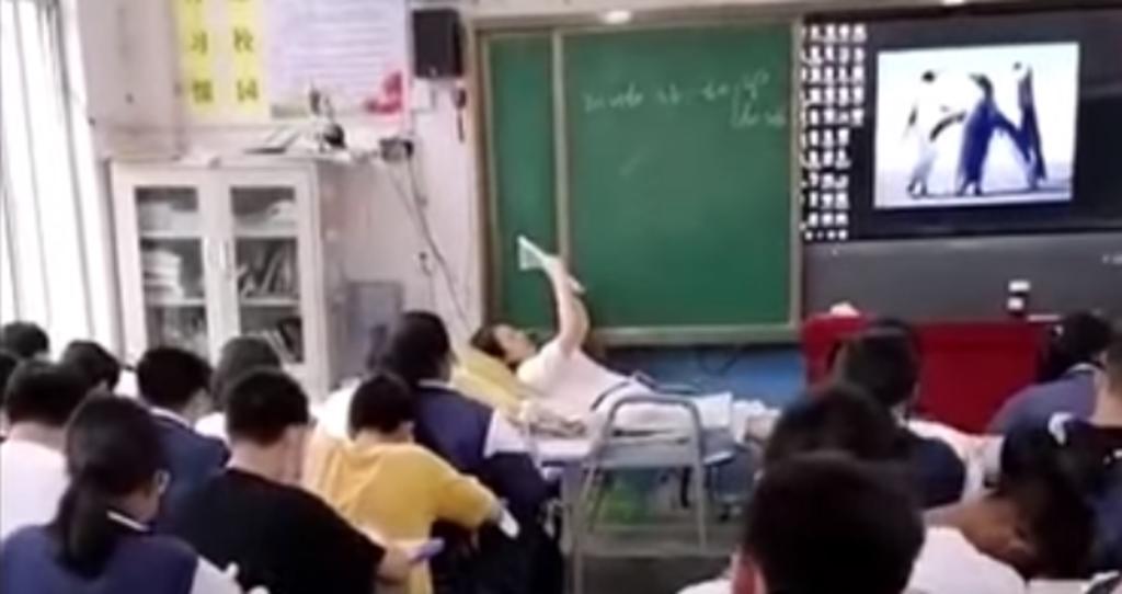 Maestra lastimada da clases presenciales mientras está acostada sobre una silla