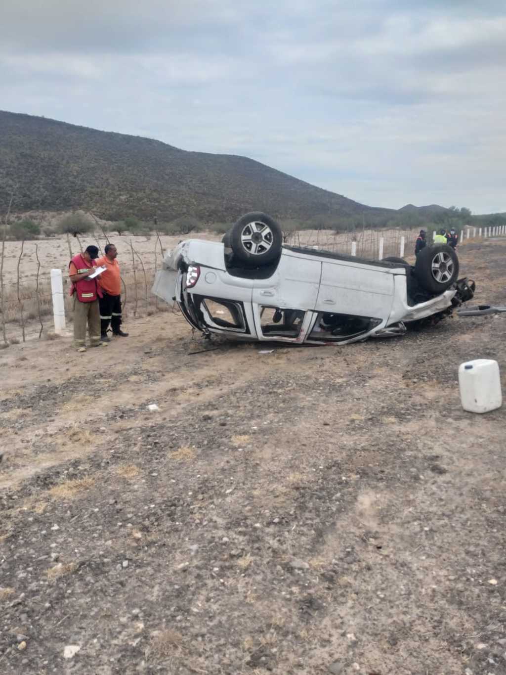 Padre e hijo mueren tras fuerte volcadura en la autopista Cuencamé-León Guzmán