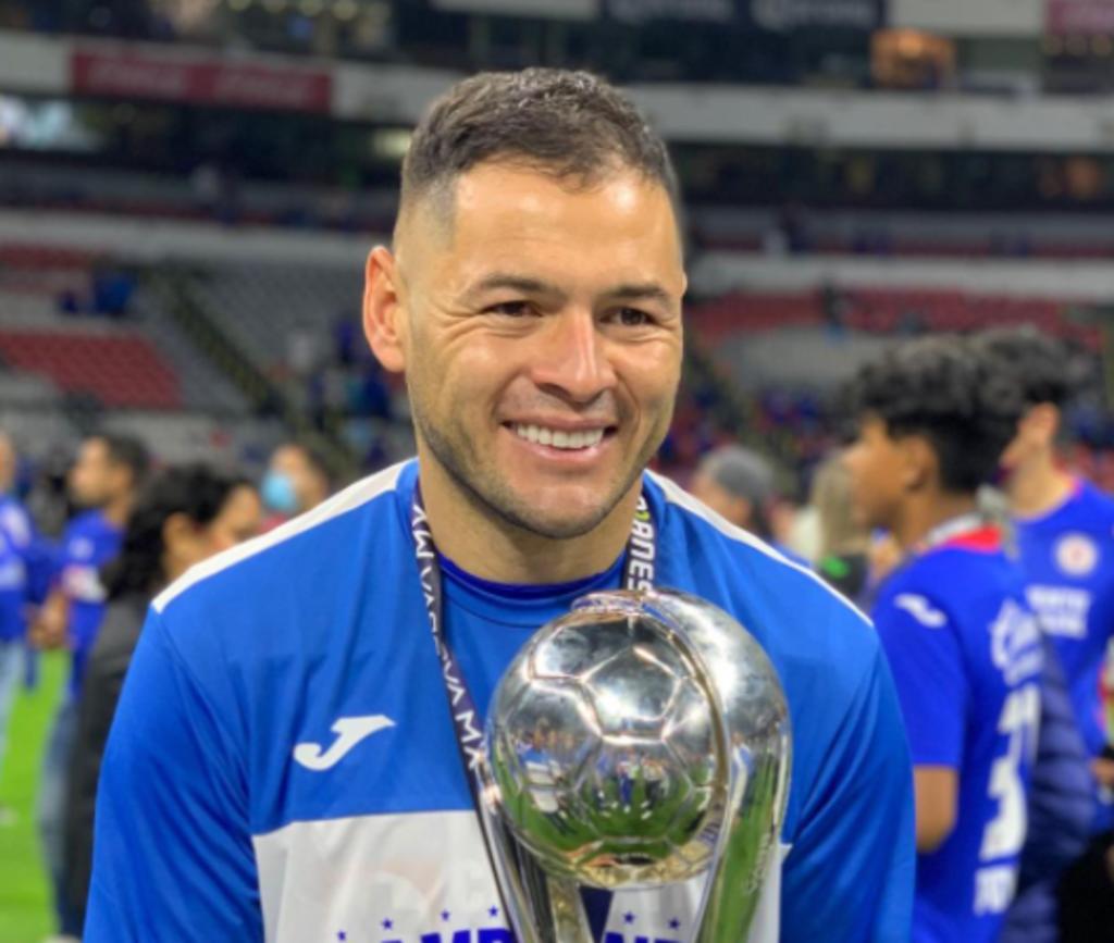 Pablo Aguilar extiende su contrato en Cruz Azul