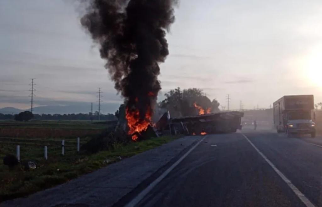 Tráiler cargado con 30 toneladas de cal se incendia en carretera México ...